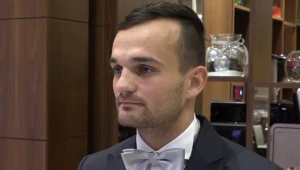 Żużel. Bartosz Zmarzlik ubrał garnitur i pozował do kalendarza