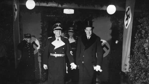 Minister Joachim von Ribbentrop (z lewej) w towarzystwie ministra spraw zagranicznych Polski Józefa Becka opuszcza dworzec w Warszawie. Widoczne flagi ze swastykami, którymi udekorowano dworzec. Zdjęcie z 25 stycznia 1939 roku