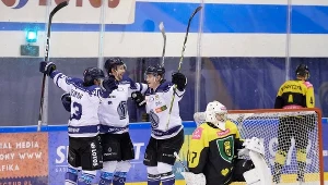 Hokeiści MH Automatyki Gdańsk cieszą się z bramki strzelonej Tauron KH GKS Katowice