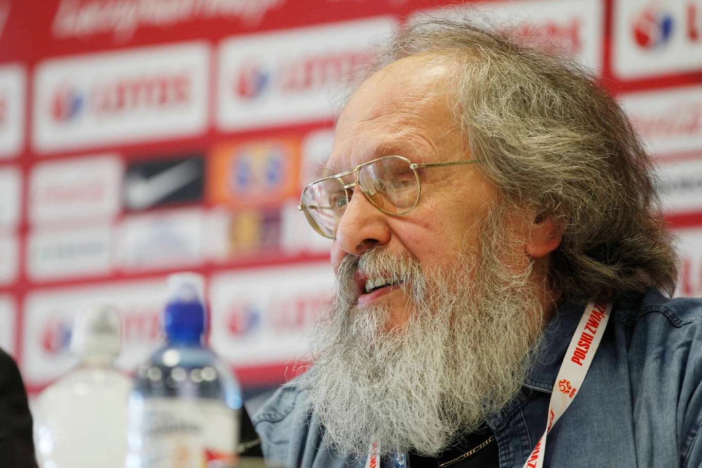 Andrzej Gowarzewski 19.07.1945 - 16.11.2020 Był znanym dziennikarzem, reporterem i historykiem sportu, twórcą wielotomowego dzieła pod nazwą "Encyklopedia piłkarska Fuji". Jako dziennikarz uczestniczył w wielu imprezach najwyższej rangi. Był naocznym świadkiem dziesięciu mundiali, ale również igrzysk olimpijskich w Montrealu i Moskwie. Przecierał też szlaki jako przedstawiciel polskich mediów na zawodowych imprezach kolarskich. Obsługa Tour de France w 1974 roku była w ówczesnych realiach sporym wyczynem. 