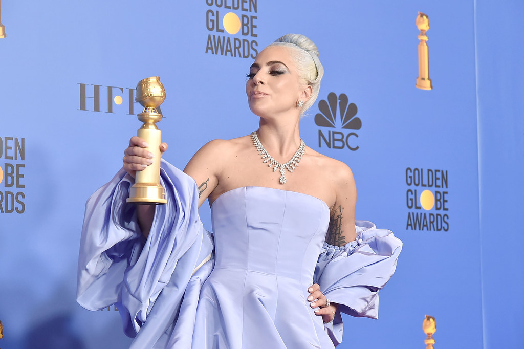 Lady Gaga ze swoim Złotym Globem za najlepszą piosenkę