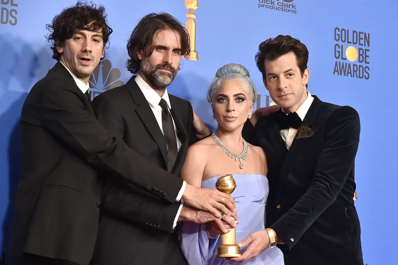 Andrew Wyatt, Anthony Rossomando, Lady Gaga i Mark Ronson ze statuetką za najlepszą piosenkę - "Shallow" ("Narodziny gwiazdy")