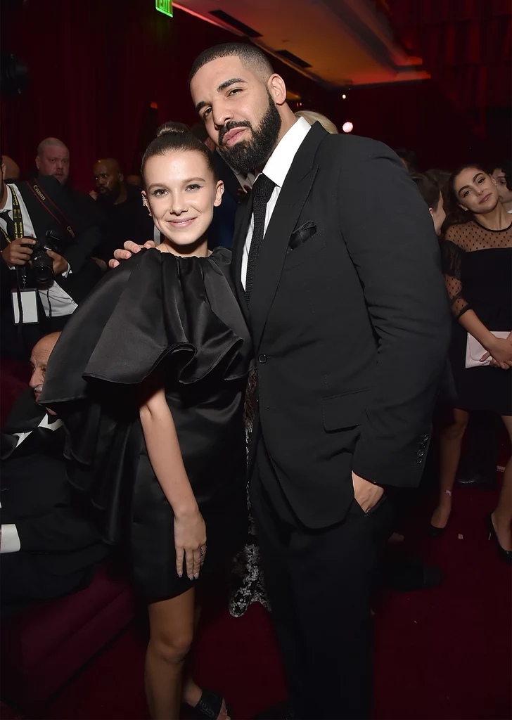 Drake (z prawej) udzielał porad Millie Bobby Brown w sprawie chłopców