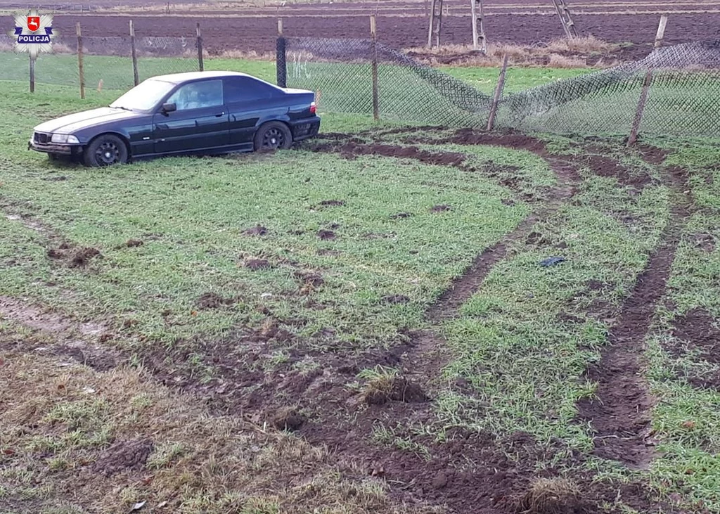 Auto "zaorało" pole i zniszczyło siatkę