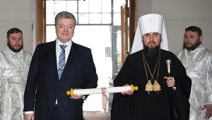 Zwinięty w rulon dekret o niezawisłości wnieśli do świątyni metropolita kijowski i całej Ukrainy Epifaniusz oraz prezydent Petro Poroszenko