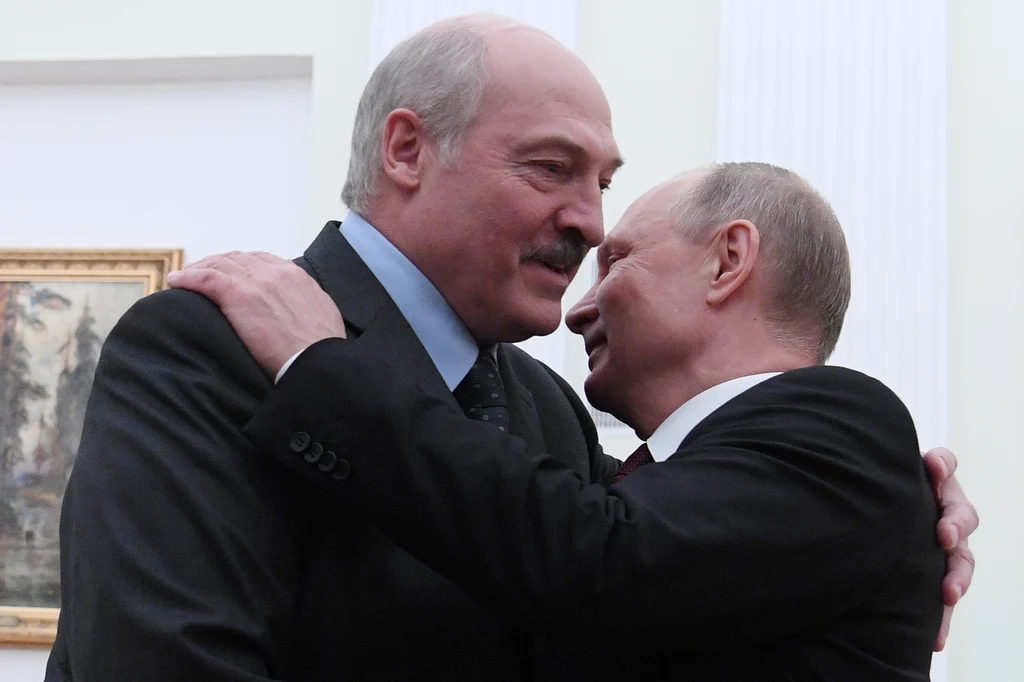 Alaksandr Łukaszenka w objęciach Władimira Putina Alaksandr Łukaszenka w objęciach Władimira Putina
