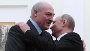 Alaksandr Łukaszenka w objęciach Władimira Putina