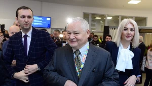 Prezes NBP Adam Glapiński (w środku), a za nim Martyna Wojciechowska