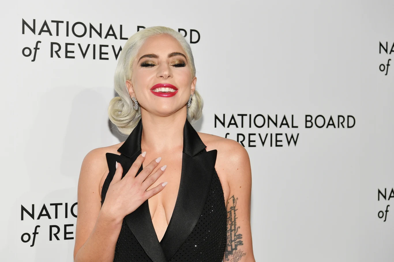 Lady Gaga podczas uroczystej gali odebrała prestiżową nagrodę National Board Of Review. Lady Gaga podczas uroczystej gali odebrała prestiżową nagrodę National Board Of Review.