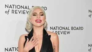 Lady Gaga uwodziła dekoltem i rozcięciem sukienki podczas gali National Board Of Review