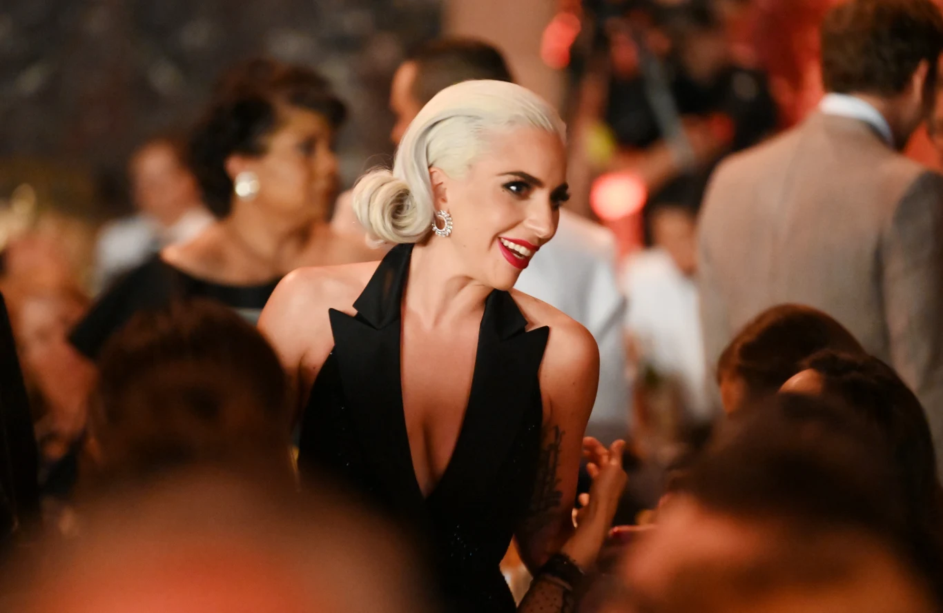 W "Narodzinach gwiazdy" Lady Gaga gra piosenkarkę, którą odkrywa znany muzyk country Jackson Maine. W tej roli wystąpił u jej boku Bradley Cooper, którego wyróżniono jako najlepszego reżysera. W "Narodzinach gwiazdy" Lady Gaga gra piosenkarkę, którą odkrywa znany muzyk country Jackson Maine. W tej roli wystąpił u jej boku Bradley Cooper, którego wyróżniono jako najlepszego reżysera.