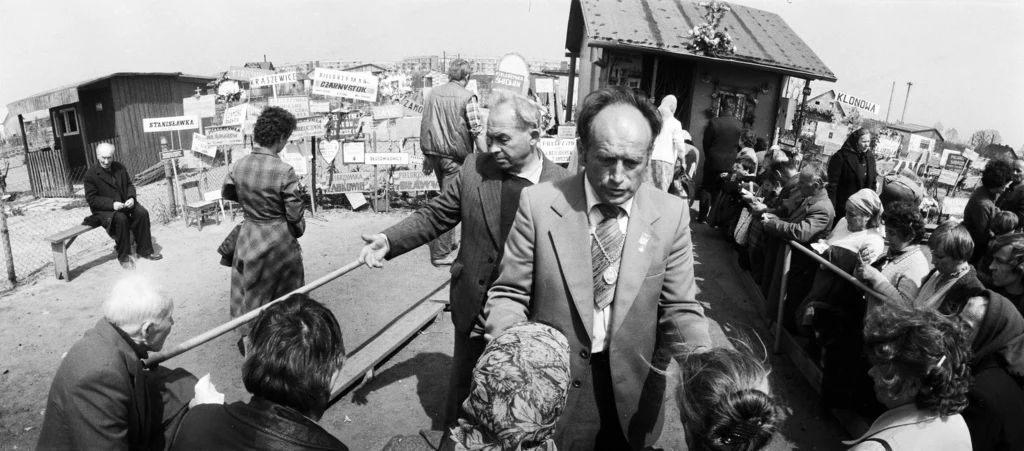 „Matka Boska uzdrawia w Oławie na działce!” – takie sensacyjne nagłówki pojawiły się w polskiej prasie po tym, jak 8 czerwca 1983 roku Kazimierzowi Domańskiemu rzekomo ukazała się Królowa Niebios