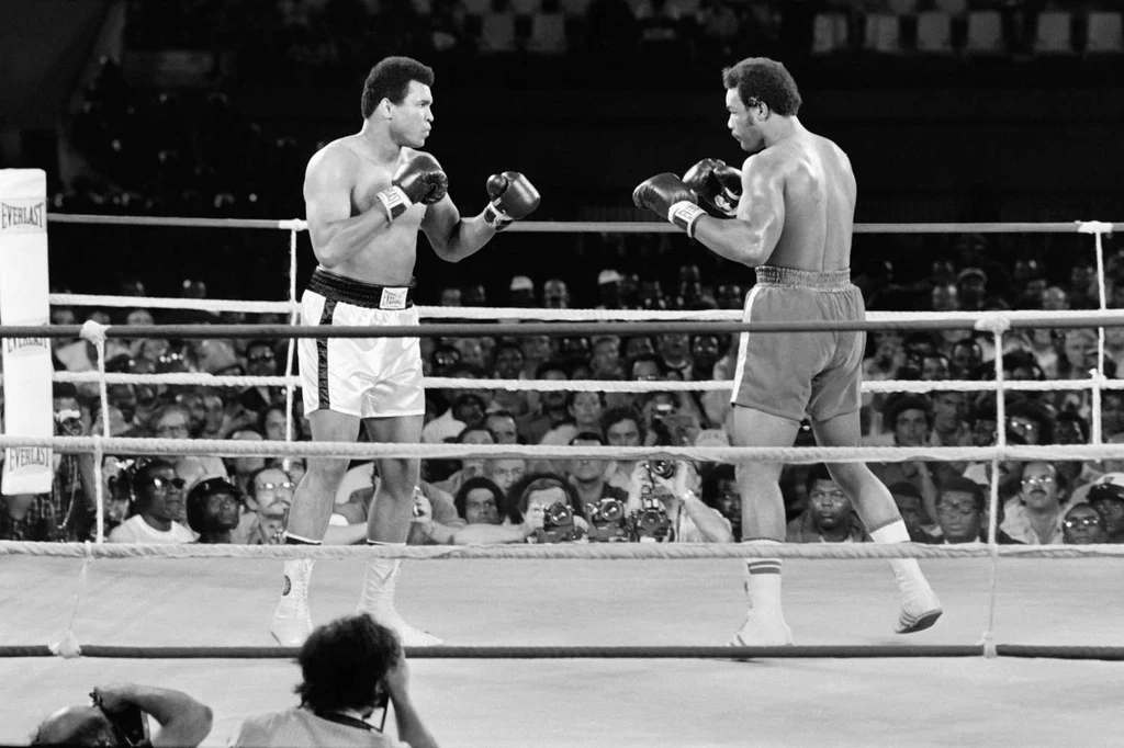 George Foreman (z prawej) w walce z Muhammadem Alim George Foreman (z prawej) w walce z Muhammadem Alim