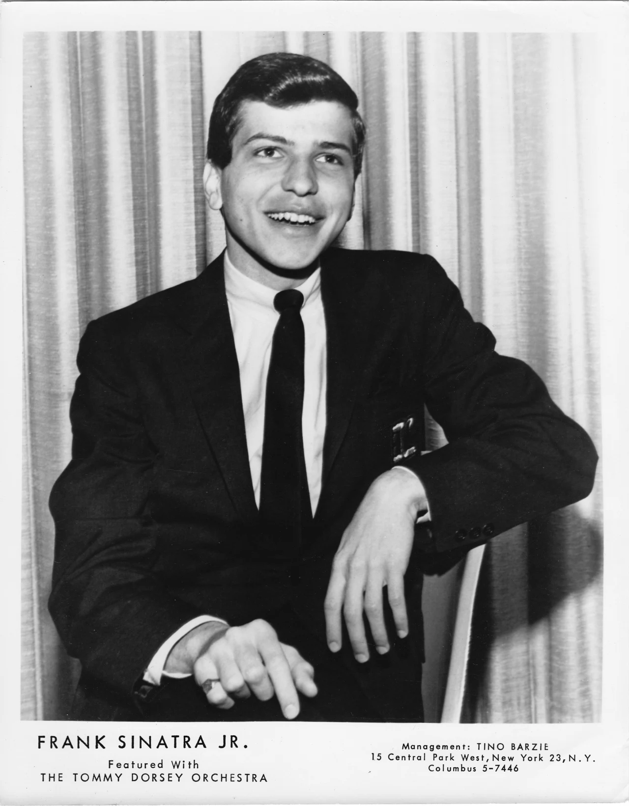 Kariera Sinatry Jr. opierała się głównie na koncertach. W latach 60. zjechał z występami prawie całe Stany Zjednoczone oraz odwiedził 30 krajów. Równie chętnie syn legendarnego piosenkarza pojawiał się w telewizji. Kariera Sinatry Jr. opierała się głównie na koncertach. W latach 60. zjechał z występami prawie całe Stany Zjednoczone oraz odwiedził 30 krajów. Równie chętnie syn legendarnego piosenkarza pojawiał się w telewizji.