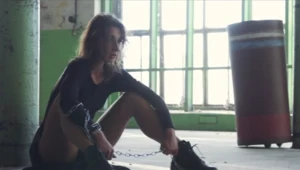 Angelika Orzechowska w teledysku "Nic" grupy Tune
