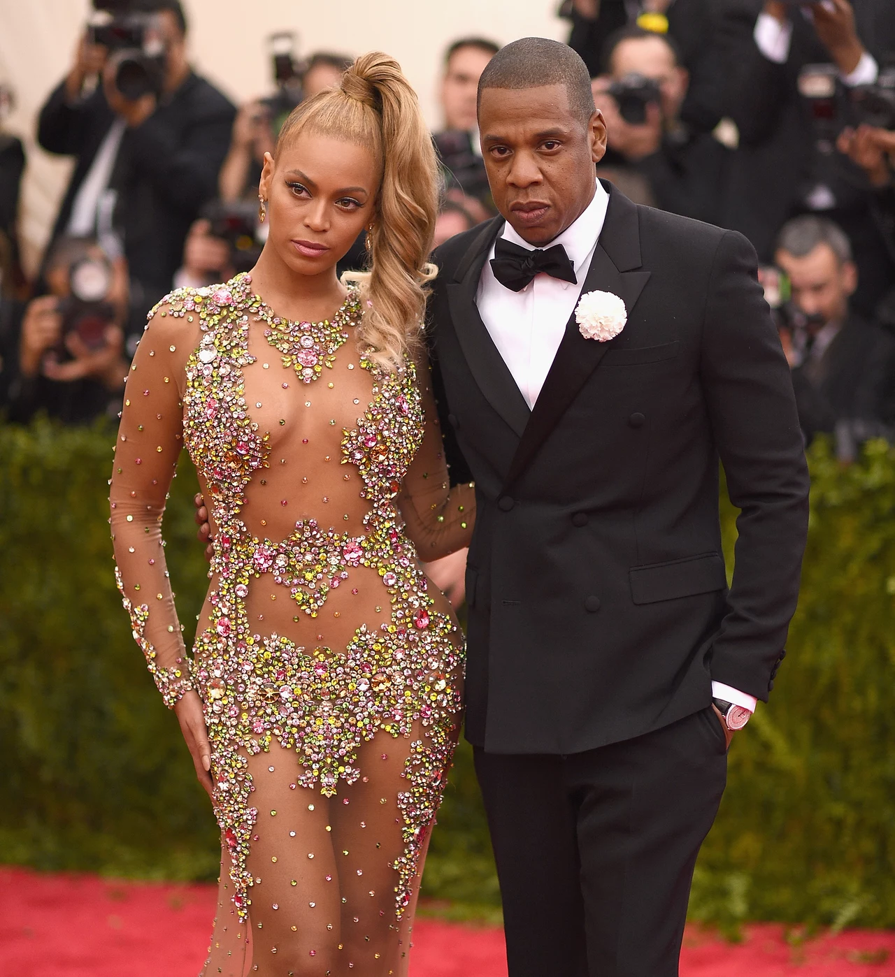 Teledysk Beyonce i Jaya-Z do piosenki "APES**T" odbił się głośnym echem nie tylko w świecie muzyki. Teledysk Beyonce i Jaya-Z do piosenki "APES**T" odbił się głośnym echem nie tylko w świecie muzyki.