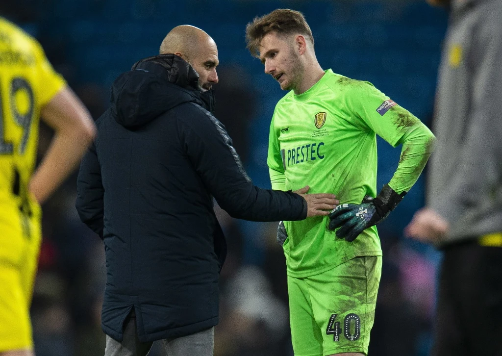 Menedżer Manchesteru City Pep Guardiola i bramkarz Burton Albion Bradley Collins Menedżer Manchesteru City Pep Guardiola i bramkarz Burton Albion Bradley Collins
