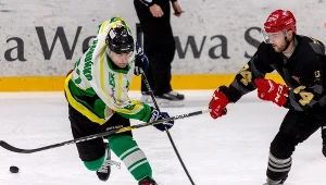 Hokeista JKH GKS Jastrzębie Dominik Nahunko (L) i Dawid Musioł (P) z Comarch Cracovii 