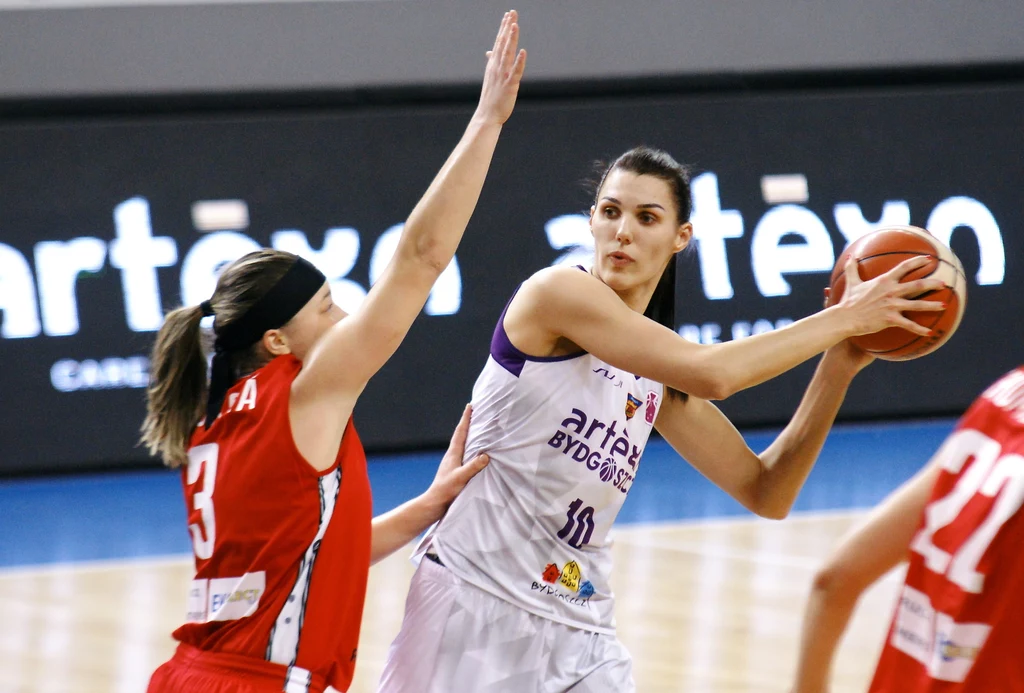 Dragana Stankovic (z piłką), zawodniczka Artego Bydgoszcz