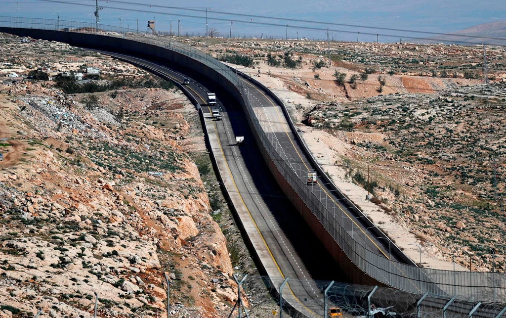 Autostrada przedzielona murem