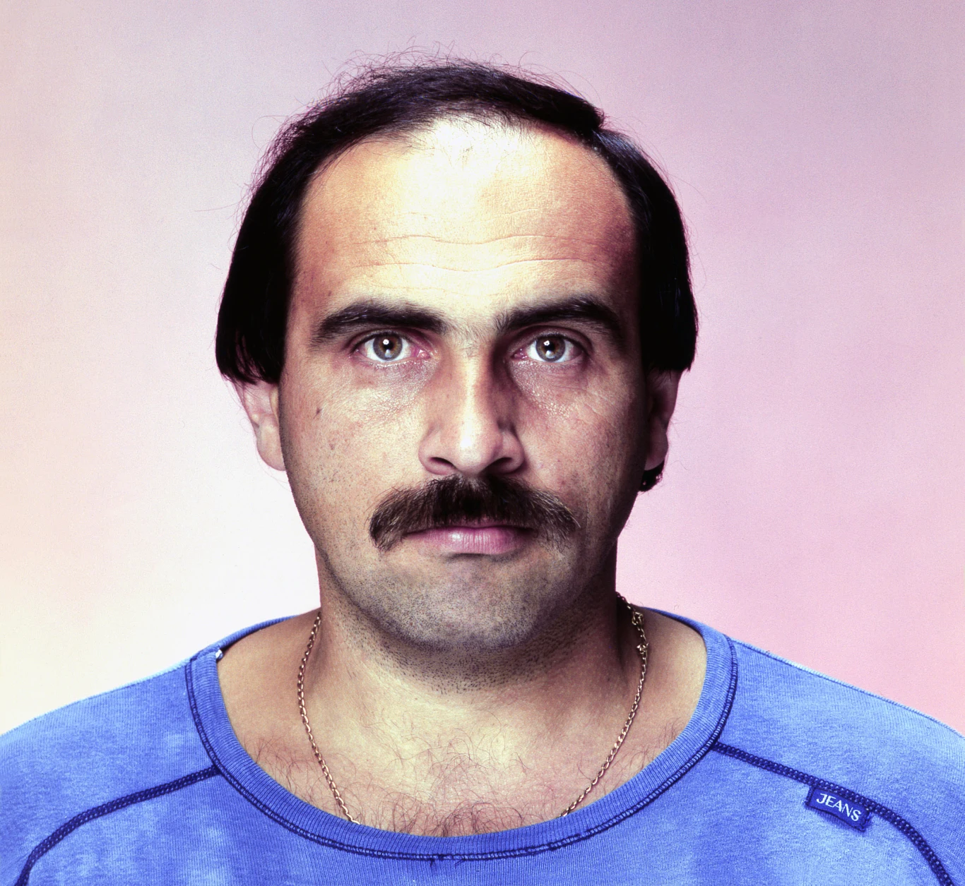 Urodzony 12 stycznia 1949 roku w Krakowie Andrzej Zaucha był wokalistą, instrumentalistą, aktorem i artystą kabaretowym a z wykształcenia zecerem. Karierę muzyczną rozpoczął w latach 60. w zespole Czarty. Następnie trafił do składów Telstar oraz Dżamble, z którym nagrał album "Wołanie o słońce nad światem" już jako wokalista. W 1971 muzyk trafił do formacji Anawa i nagrał z nią album "Anawa". 