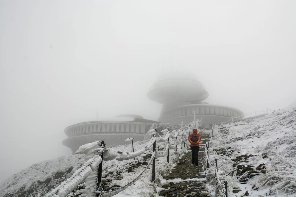 Charakterystyczny budynek obserwatorium meteorologicznego na Śnieżce, zwany czasem UFO