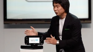 Shigeryu Miyamoto z konsolą Nintendo Wii U