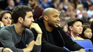 Cesc Fabregas (z lewej) i Thierry Henry