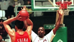 Moses Malone (z prawej)