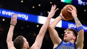 Luka Donczić (z prawej) błyszczy coraz jaśniej w NBA.