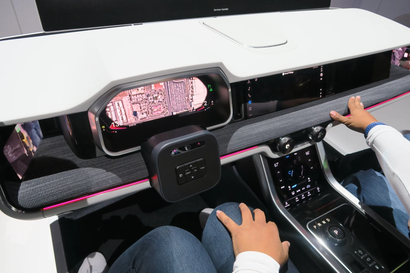 Samsung Digital Cockpit łączy w sobie nowoczesne funkcje łączności, personalizacji oraz bezpieczeństwa.