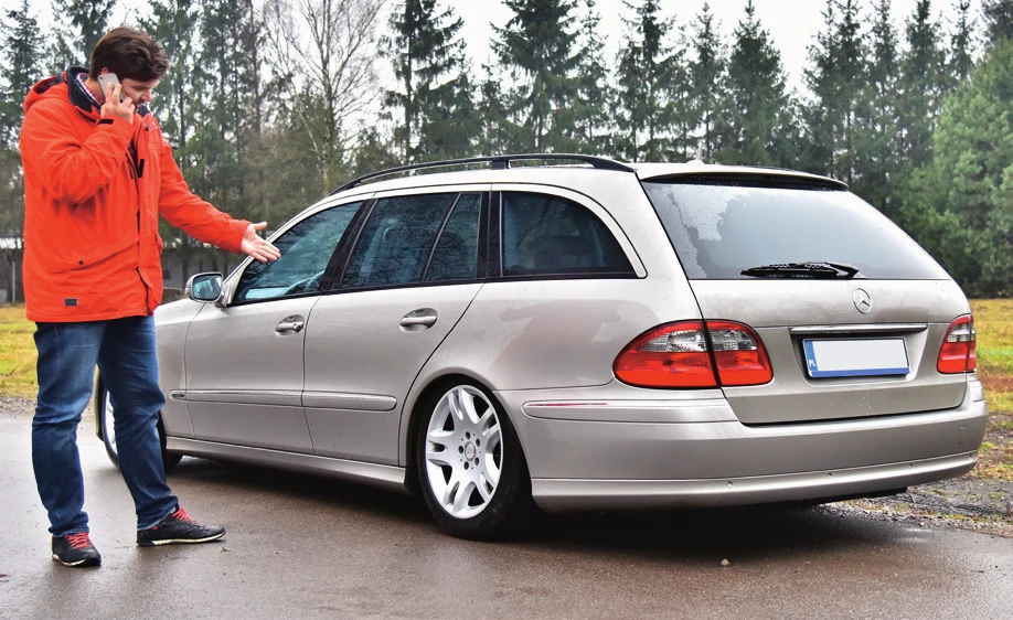 Jednym z najczęstszych objawów uszkodzenia pneumatycznego zawieszenia jest utrata prześwitu po nocnym postoju auta.