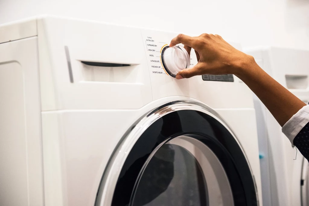 Optymalne używanie pralki może zmniejszyć rachunki za prąd. 