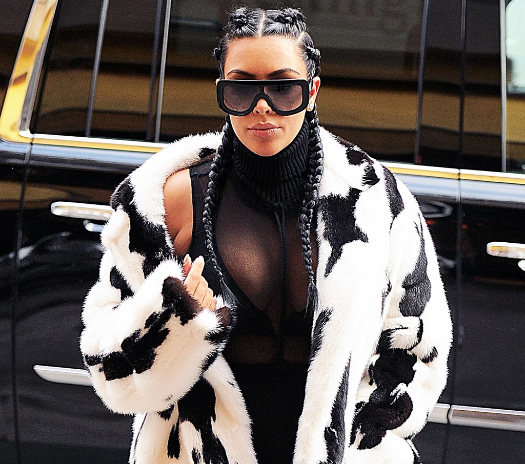 Kim Kardashian w płaszczu w krowie łatki 
