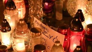 Znicze przed Urzędem Miasta w Gdańsku