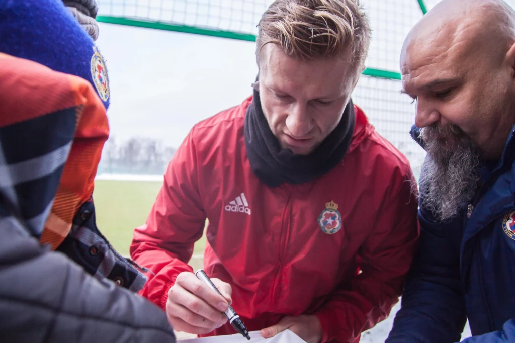 Kuba Błaszczykowski. Po raz kolejny pożyczył Wiśle pieniądze. Kuba Błaszczykowski. Po raz kolejny pożyczył Wiśle pieniądze.