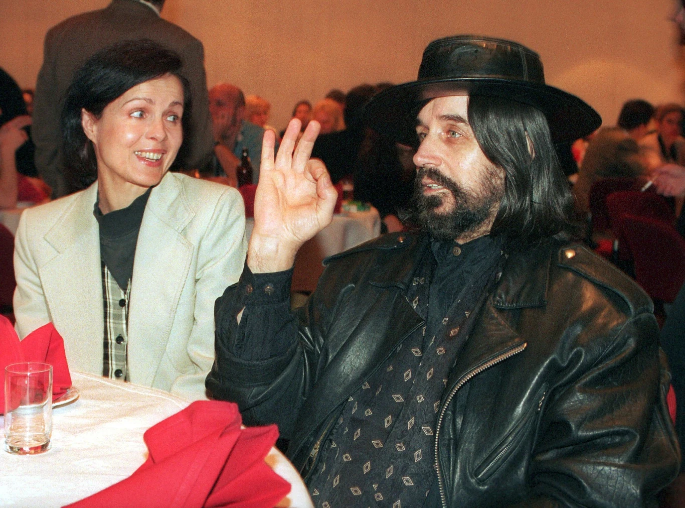 Znacznie częściej przypominano największe przeboje, takie jak "Dziwny jest ten świat", "Sen o Warszawie" czy "Wspomnienie". Swoje wersje tych utworów prezentowali m.in. Kasia Kowalska, Ewelina Flinta, Edyta Górniak, Michał Szpak, Zbigniew Wodecki, Karolina Cicha, Wilki, Grzegorz Turnau, Kobranocka, Maciej Maleńczuk, Roman Kostrzewski czy Piotr Cugowski (Czesław Niemen podobno "ubóstwiał" jego głos). Po piosenki ojca sięga też Natalia Niemen, która w czerwcu 2013 roku na festiwalu w Opolu w imponującym stylu zaśpiewała "Dziwny jest ten świat", a w 2017 roku wydała płytę "Niemen mniej znany". Znacznie częściej przypominano największe przeboje, takie jak "Dziwny jest ten świat", "Sen o Warszawie" czy "Wspomnienie". Swoje wersje tych utworów prezentowali m.in. Kasia Kowalska, Ewelina Flinta, Edyta Górniak, Michał Szpak, Zbigniew Wodecki, Karolina Cicha, Wilki, Grzegorz Turnau, Kobranocka, Maciej Maleńczuk, Roman Kostrzewski czy Piotr Cugowski (Czesław Niemen podobno "ubóstwiał" jego głos). Po piosenki ojca sięga też Natalia Niemen, która w czerwcu 2013 roku na festiwalu w Opolu w imponującym stylu zaśpiewała "Dziwny jest ten świat", a w 2017 roku wydała płytę "Niemen mniej znany".