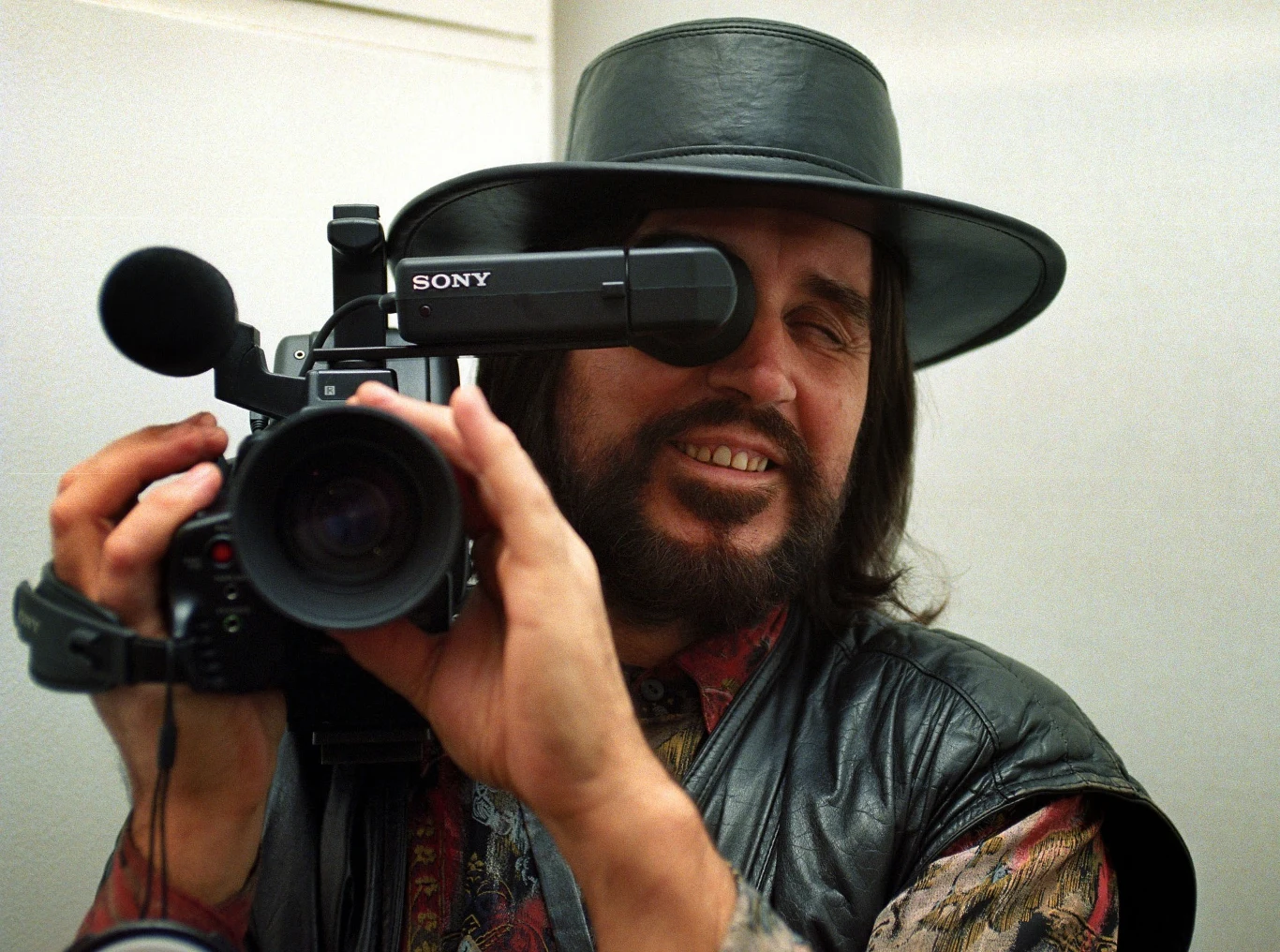 "Tworzył muzykę niemenowską, na którą składały się właściwie wszystkie gatunki muzyczne. Denerwował się, że wszyscy wracają do jego starych piosenek, nie dostrzegając tego, co w danej chwili tworzy" - dodawał Gaszyński. "Tworzył muzykę niemenowską, na którą składały się właściwie wszystkie gatunki muzyczne. Denerwował się, że wszyscy wracają do jego starych piosenek, nie dostrzegając tego, co w danej chwili tworzy" - dodawał Gaszyński.