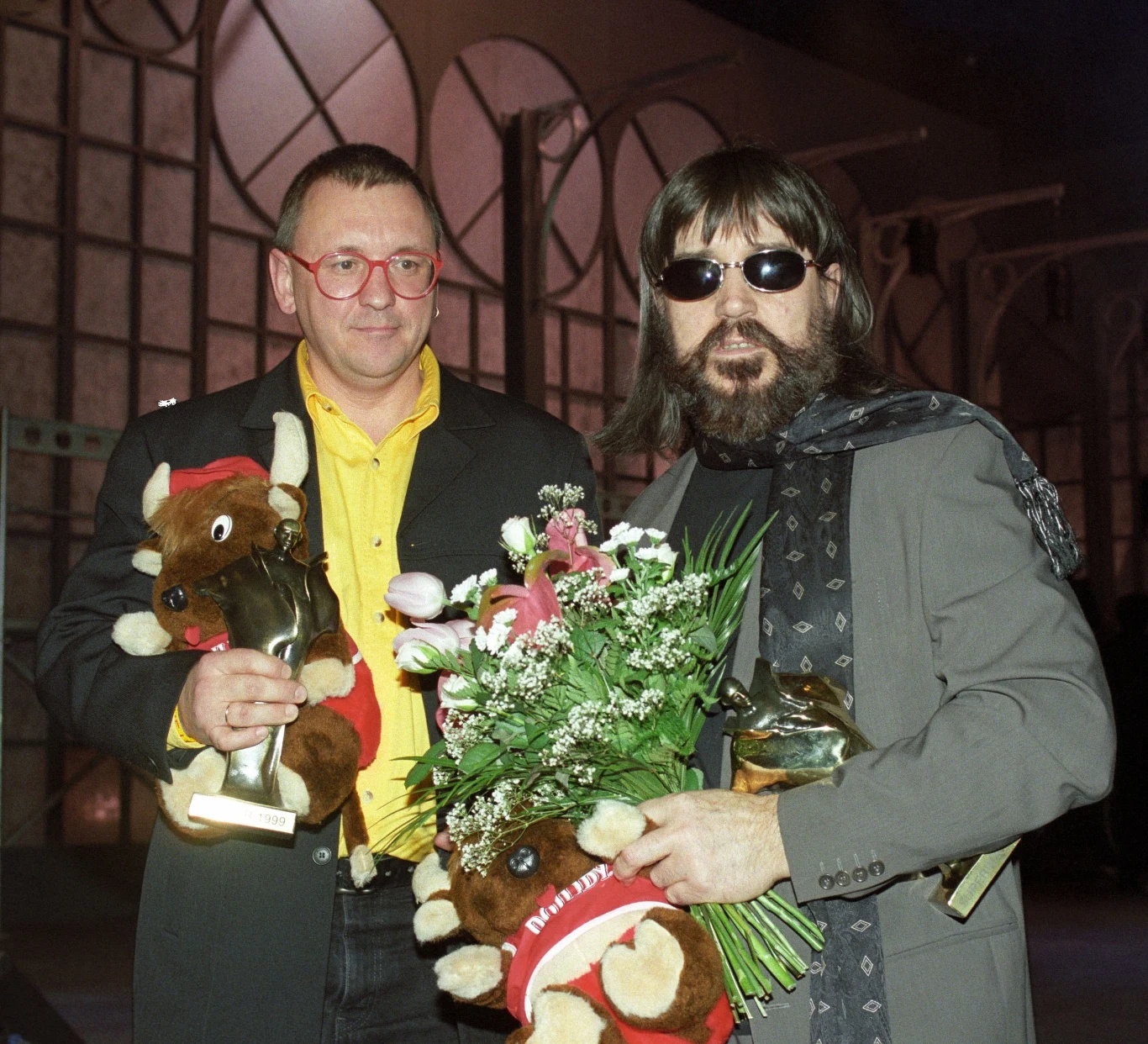 "Jestem samotnikiem" - wyznał Czesław Niemen w połowie lat 90. "Był inny niż my wszyscy. Wyrastał ponad przeciętność. Nosił kapelusze, długie kozaki i peruki, co wówczas było odbierane jako wyjątkowe dziwactwo" - mówił po śmierci Czesława Niemena Marek Gaszyński, dziennikarz muzyczny, krytyk i autor słów m.in. do wspomnianego "Snu o Warszawie". "Jestem samotnikiem" - wyznał Czesław Niemen w połowie lat 90. "Był inny niż my wszyscy. Wyrastał ponad przeciętność. Nosił kapelusze, długie kozaki i peruki, co wówczas było odbierane jako wyjątkowe dziwactwo" - mówił po śmierci Czesława Niemena Marek Gaszyński, dziennikarz muzyczny, krytyk i autor słów m.in. do wspomnianego "Snu o Warszawie".