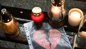 Znicze i czerwone serce - symbol WOŚP przed Urzędem Miasta w Gdańsku