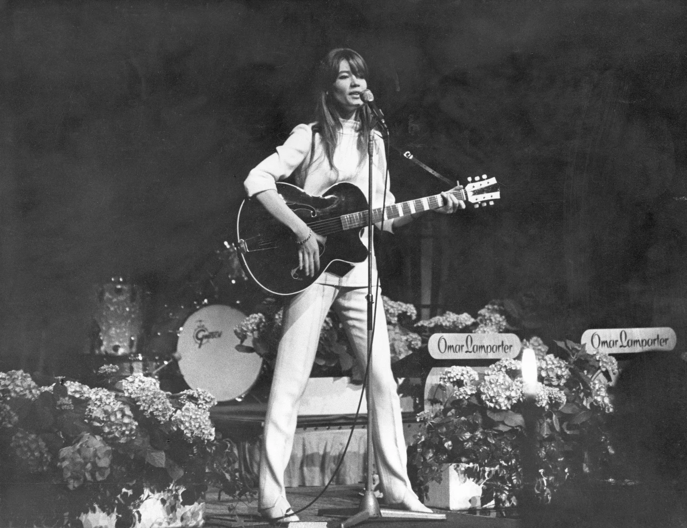 Françoise Hardy współpracuje artystycznie z mężem Jacques'em Dutronc i synem Thomasem. Można ich usłyszeć m.in. na płycie "Clair Obscur" – mąż śpiewa razem z nią w niektórych piosenkach, a syn gra na gitarze. Françoise Hardy współpracuje artystycznie z mężem Jacques'em Dutronc i synem Thomasem. Można ich usłyszeć m.in. na płycie "Clair Obscur" – mąż śpiewa razem z nią w niektórych piosenkach, a syn gra na gitarze.