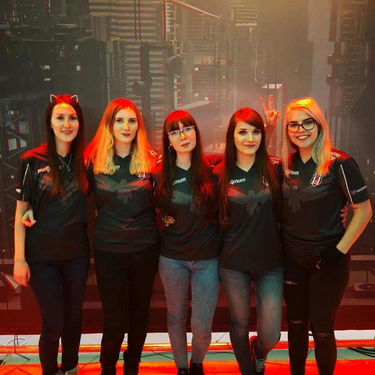 Olimpia "komedyja" Cichosz (w środku) wraz z koleżankami z Besiktas eSports Olimpia "komedyja" Cichosz (w środku) wraz z koleżankami z Besiktas eSports