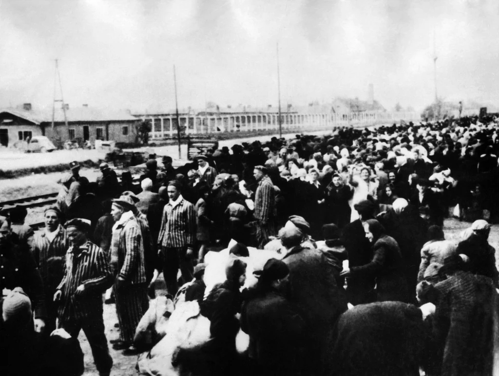 Więźniowie transortowani do komory gazowej w Auschwitz Więźniowie transortowani do komory gazowej w Auschwitz