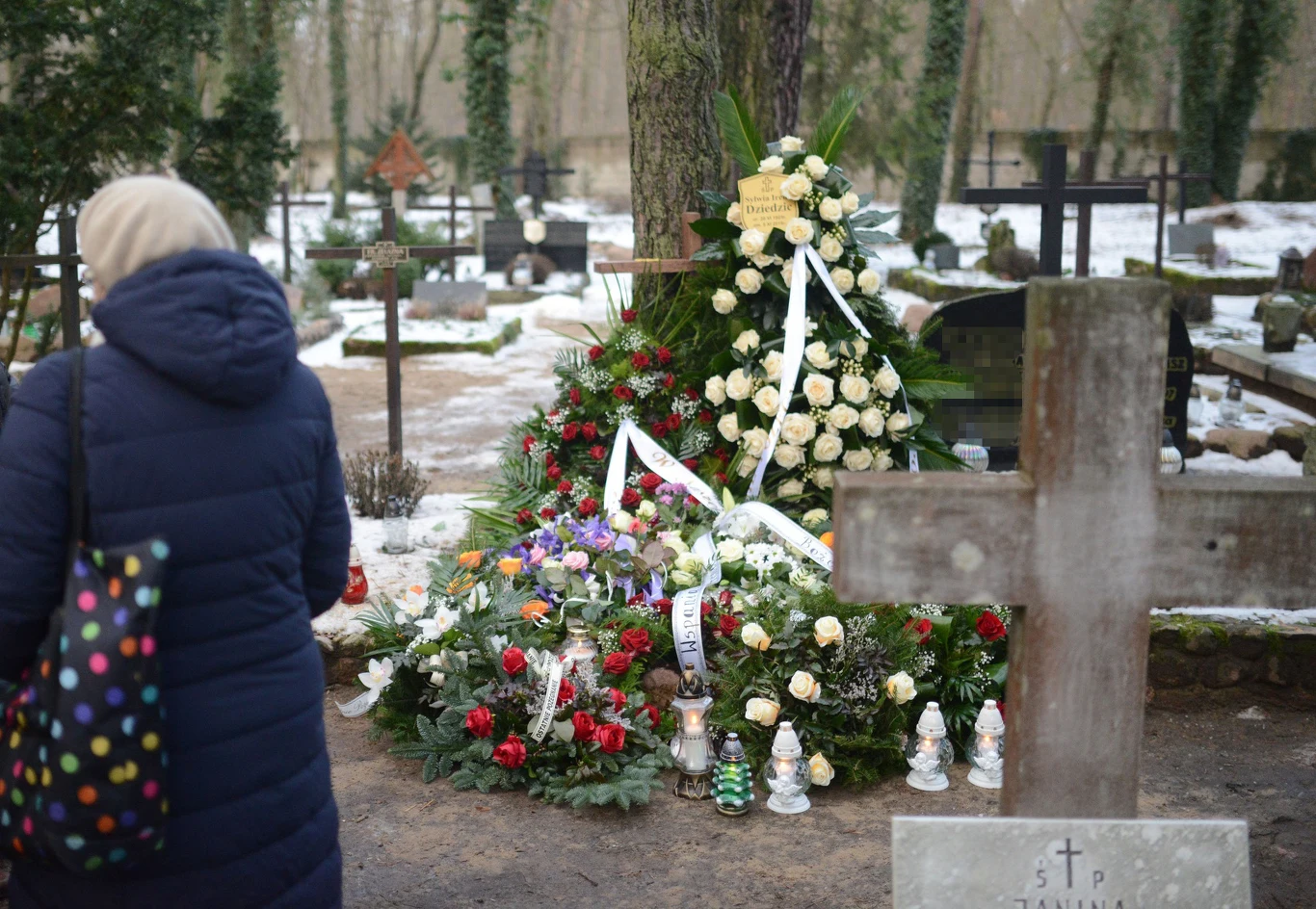 Grób Ireny Dziedzic na cmentarzu w Laskach, zdjęcie zrobione po pogrzebie Grób Ireny Dziedzic na cmentarzu w Laskach, zdjęcie zrobione po pogrzebie
