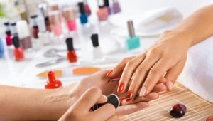 Manicure na 2019 rok - metaliczne odcienie i fantazyjne wzory