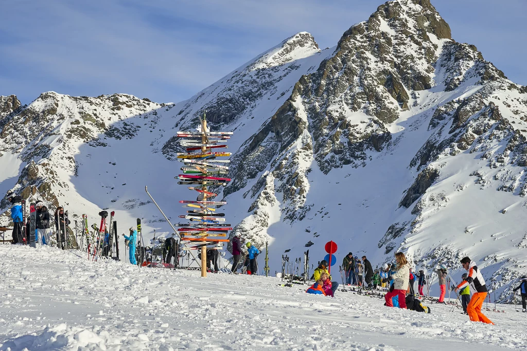 Zanim rozkwitła tu turystyka, Ischgl słynęło z nadgranicznej kontrabandy. Austriackie mięso, masło, ser i futra zamieniano, z pominięciem cła, na szwajcarski cukier, tytoń, papierosy i kawę. Dzisiaj szlak przemytniczy można pokonać zarówno na nartach, jak i pieszo