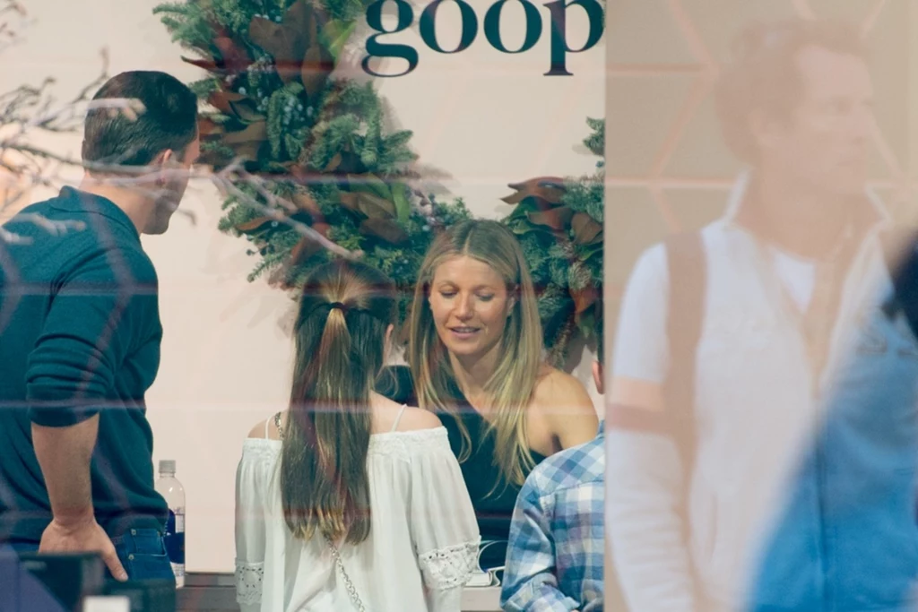 Gwyneth Platrow popisuje książkę przed sklepem Goop w Miami
