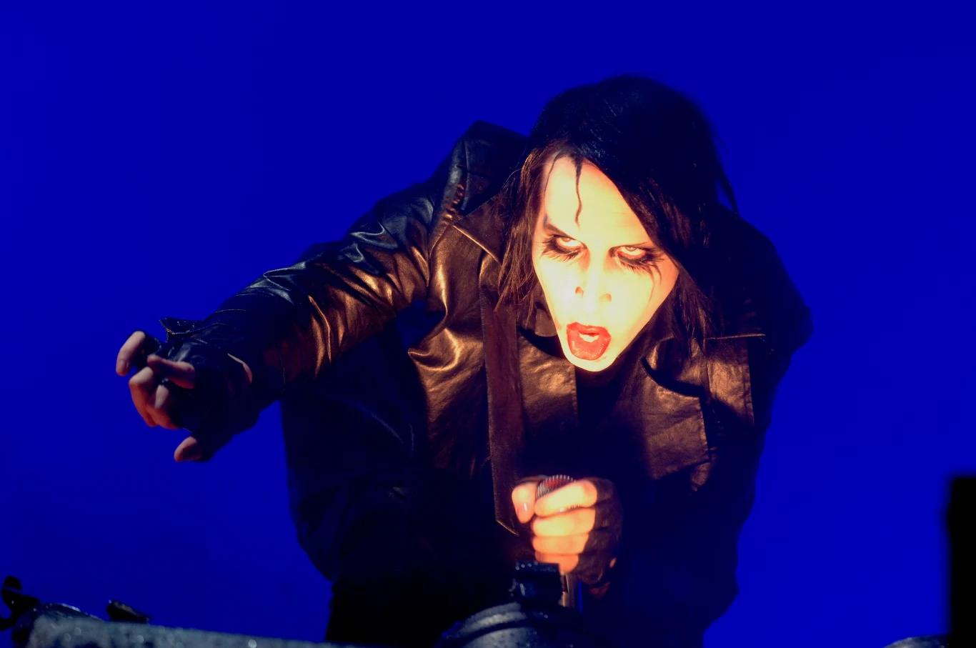 Marilyn Manson to amerykański wokalista metalowy znany z prowokujących tekstów, kontrowersyjnego wizerunku oraz zachowania. Tak naprawdę nazywa się Brian Hugh Warner.