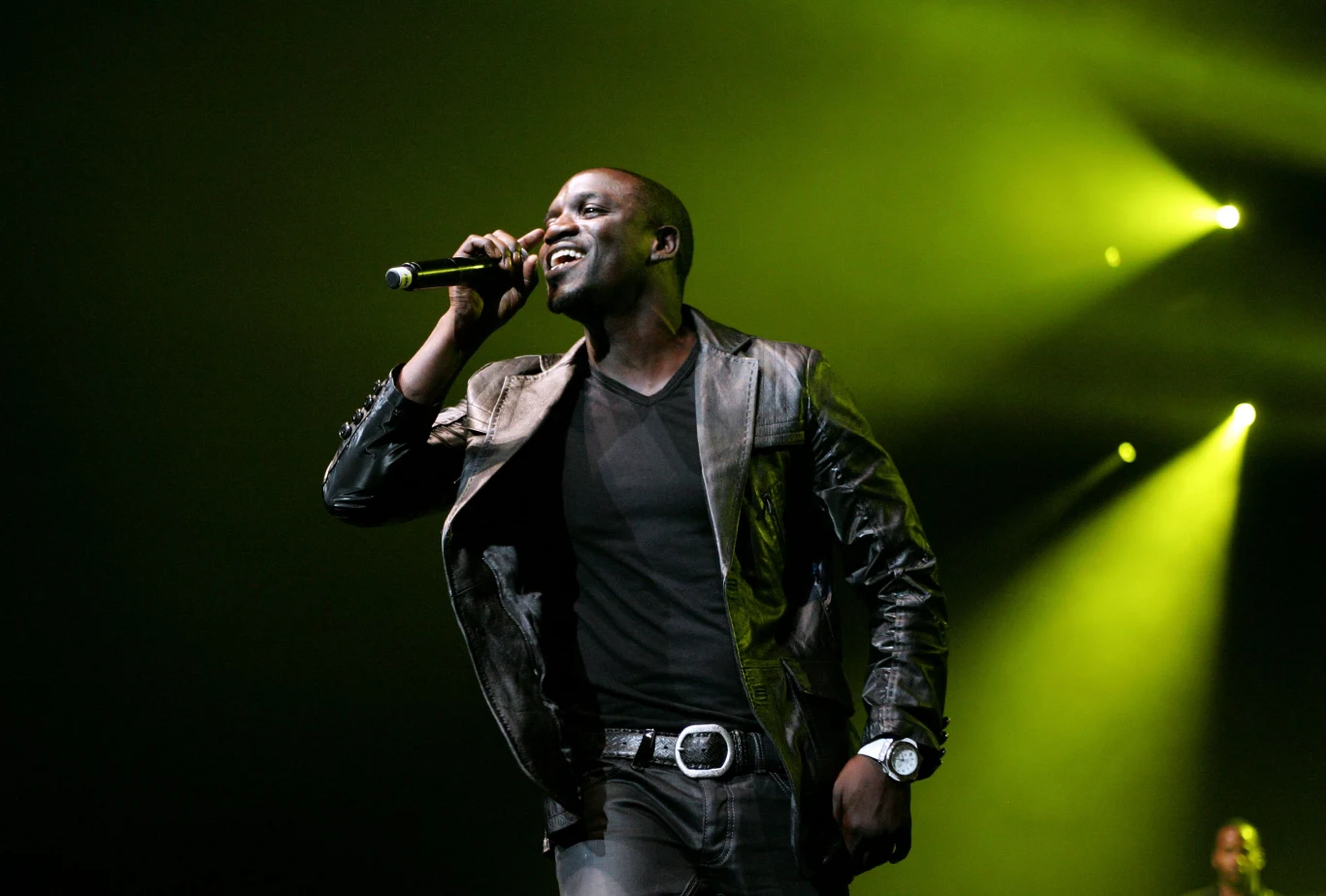 Akon to amerykański raper, wokalista R&B i aktor o senegalskich korzeniach. Właściwie nazywa się Aliaune Damala Badara Akon Thiam.