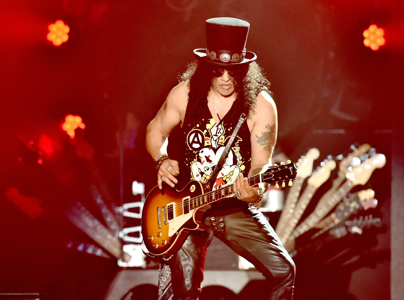 Slash to brytyjski gitarzysta rockowy, który zasłynął przede wszystkim z występów z grupą Guns N' Roses. Właściwie nazywa się Saul Hudson.
